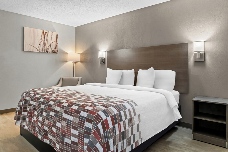 Bedroom 3, Red Roof Inn Flint, Genesee