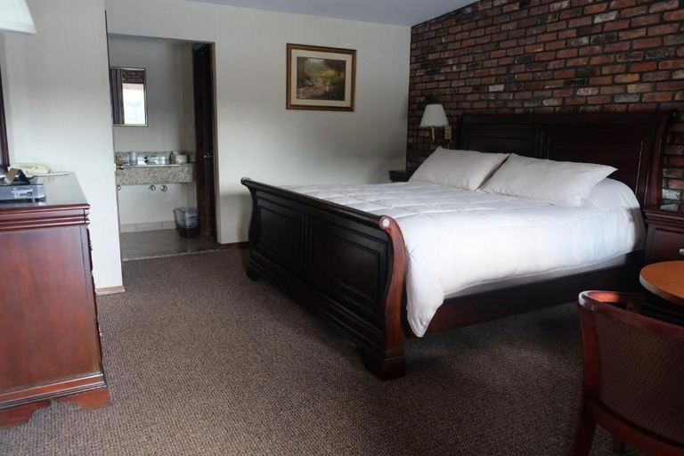 Bedroom 4, Chalet Inn & Suites Centerport, Suffolk