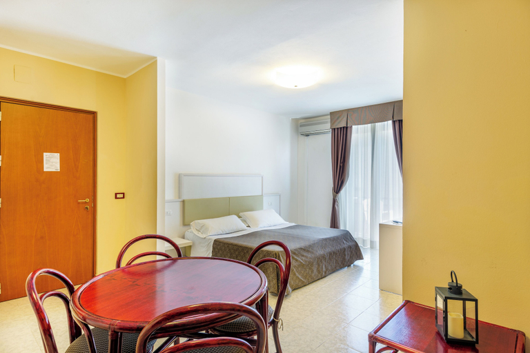 Living room 3, Charming Rina Sea Studio Apartment-central Air-con & Wifi Sleeps 2 Persons, Sassari