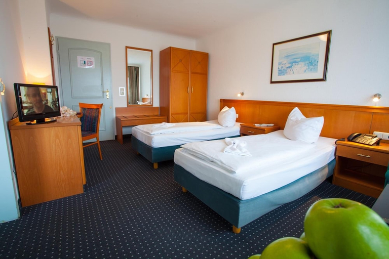 Bedroom 3, HansaDom Hotel Köln Central by Mayburgh, Köln