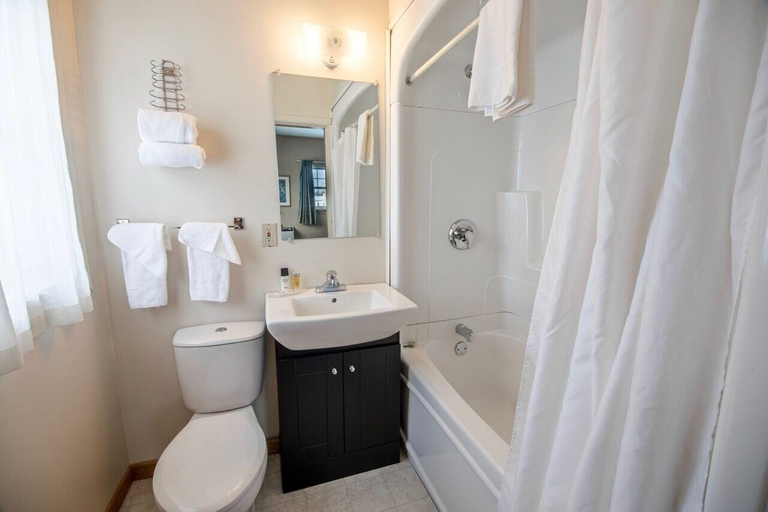 Bathroom 4, Caswell Resort Hotel, Parry Sound