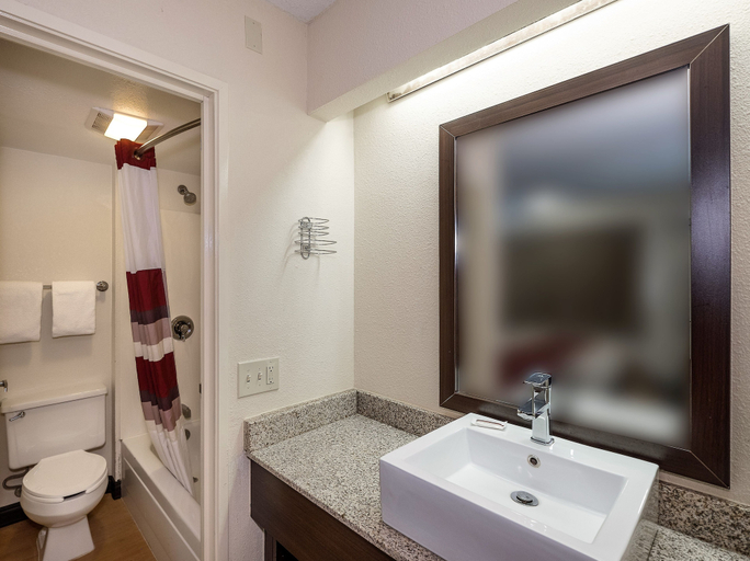 Bathroom 4, Red Roof Inn Toledo - Maumee, Lucas