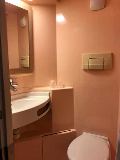 Bathroom, Premiere Classe Marseille Est - La Valentine, Bouches-du-Rhône