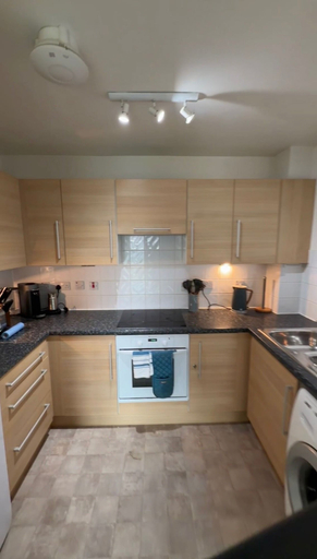 Private kitchen, Apartment Sleeps 4 With Parking, Surrey