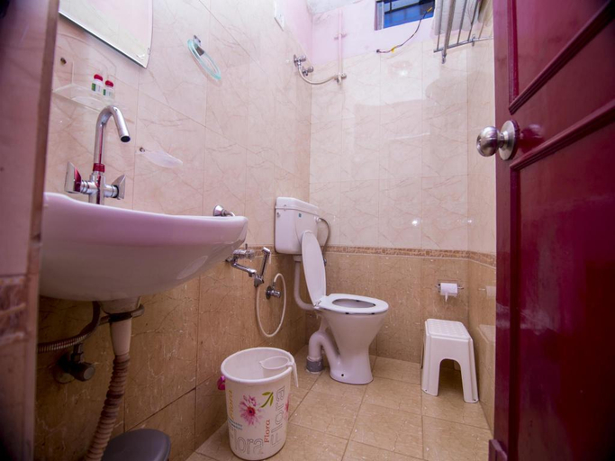 Bathroom, B's Hive Guesthouse, Dindigul