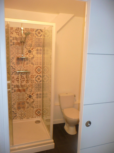 Bathroom 5, Le Riviera, Allier