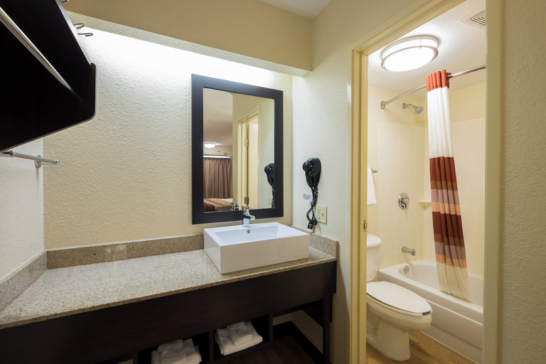 Bathroom 4, Red Roof Inn PLUS+ Wilmington - Newark, New Castle