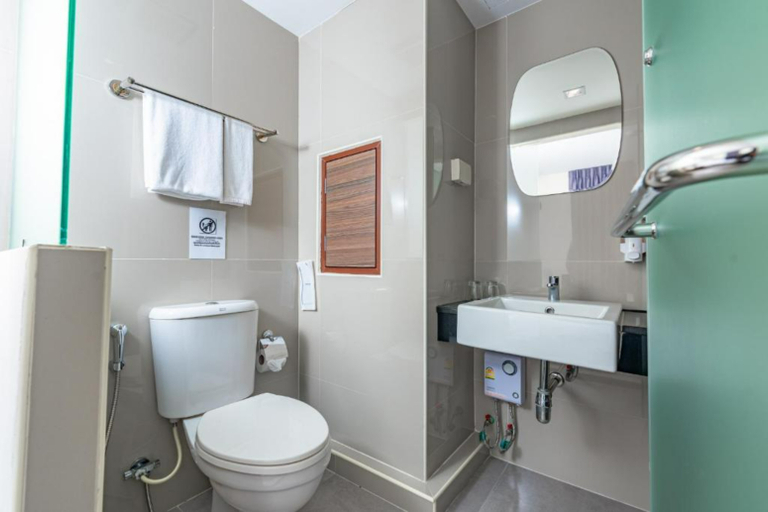 Bathroom 3, Sovereign Group Hotel at Pratunam, Ratchathewi