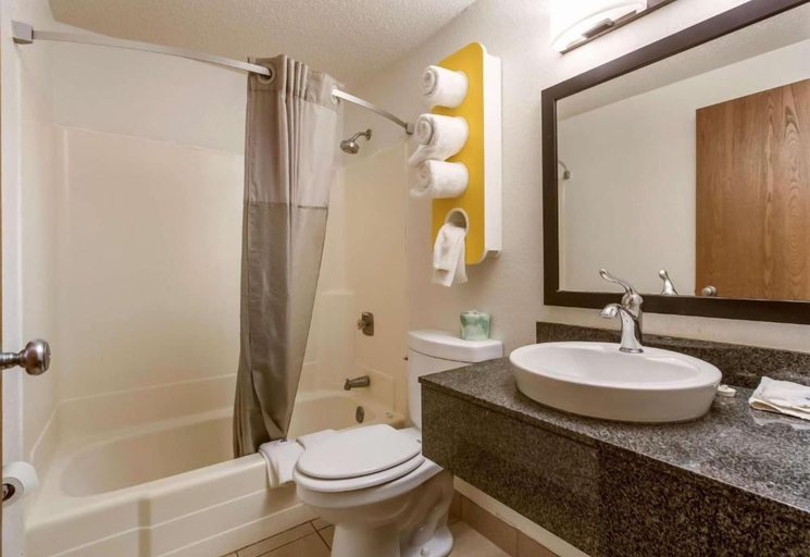 Bathroom 4, Howard Johnson by Wyndham Albert Lea, Freeborn