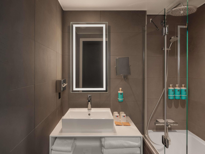 Bathroom 5, Novotel Paris Vaugirard Montparnasse, Paris