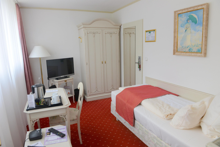 Bedroom 4, Sure Hotel by Best Western Rhoen Garden, Fulda