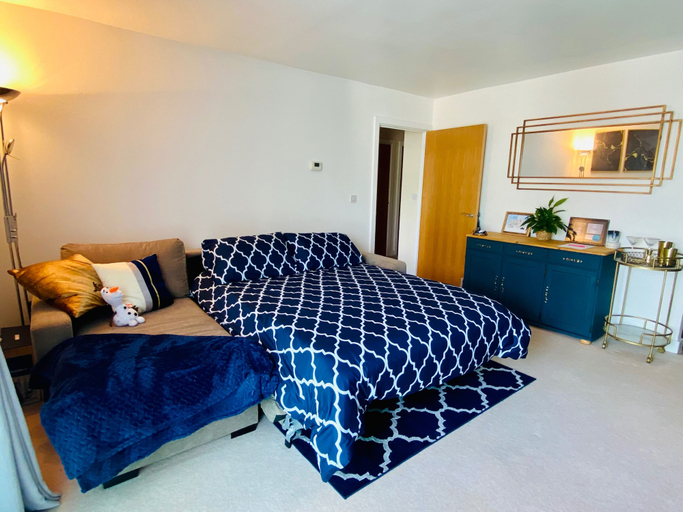 Room, Apartment Sleeps 4 With Parking, Surrey