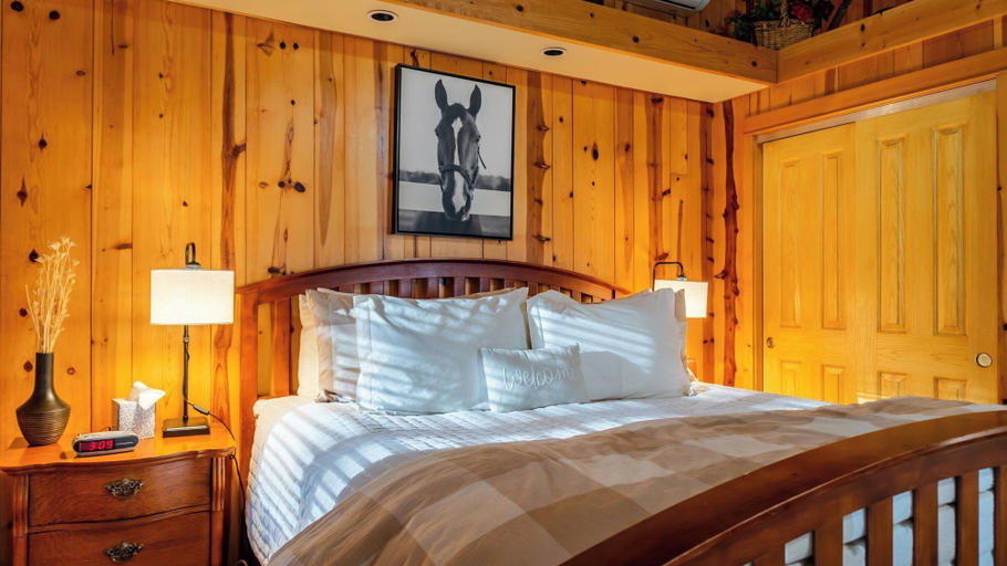 Interior 5, Creekside Room by Avantstay King Suite + Deep Soaking Tub + Garden Oak-shaded Barn Setting, San Luis Obispo