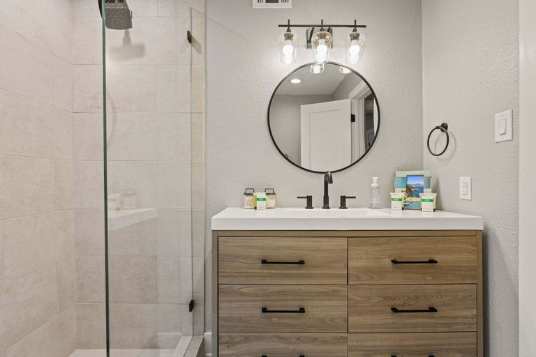 Bathroom 4, Fully Renovated Lakeside Home - Boat Dock, Firepit, Gorgeous Views!, Travis