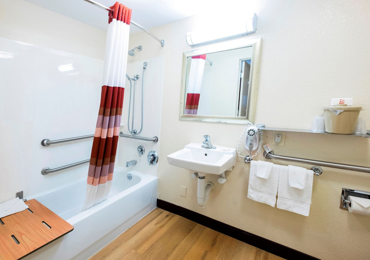 Bathroom 4, Red Roof Inn Utica, Oneida