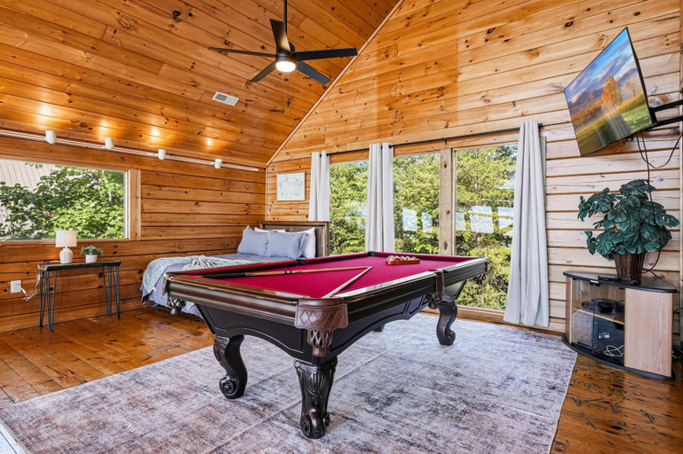 Room 4, Mountain Top Cabin With Views Hot Tub and Arcade, Sevier
