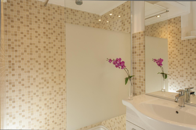Bathroom 5, Babuino Deluxe - Spanish Steps, Rome