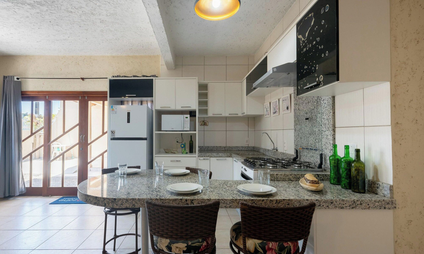 Private kitchen 5, House w/ Suite and BBQ 110 m From the sea Oni0001, Barra Velha