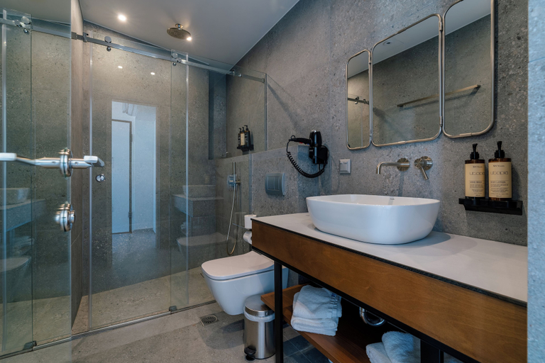 Bathroom 5, Fos, Attica