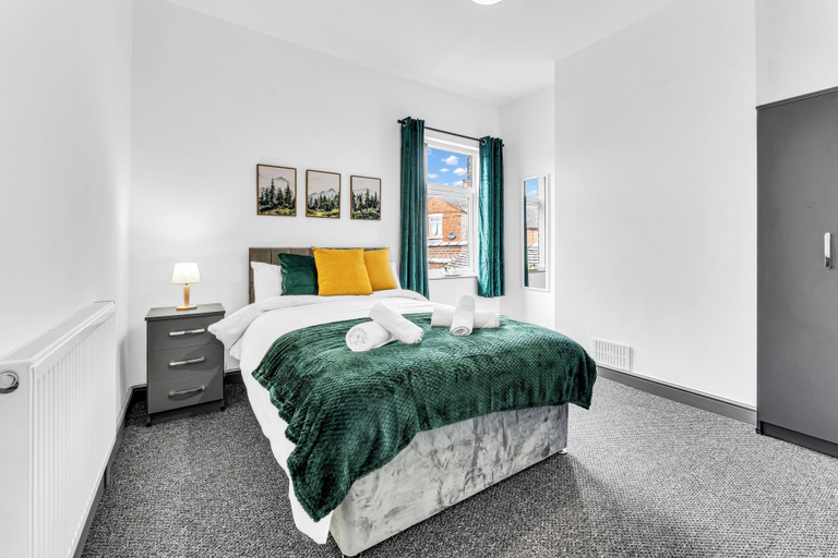 Room 2, House Sleeps 6 With BBQ and Patio, Stoke-on-Trent