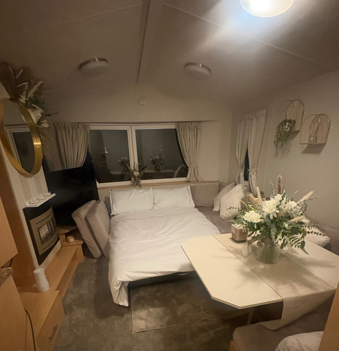 Room 4, Caravan Sleeps 6 With Parking, Northamptonshire