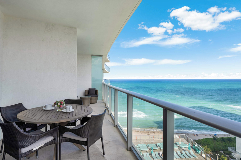 Interior 5, Luxe Stay- Pool, Gym, Oceanfront in Hollywood, Broward