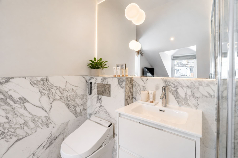 Bathroom 5, 1537 Bourg Tibourg, Paris