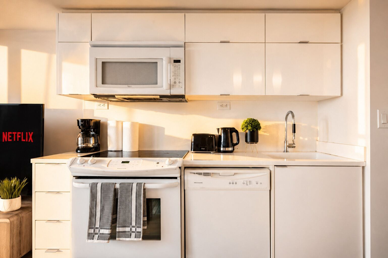 Private kitchen 3, Waterfront Luxury Escape, Toronto