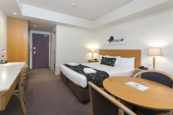 Others 4, Hotel Kingsley, Hamilton
