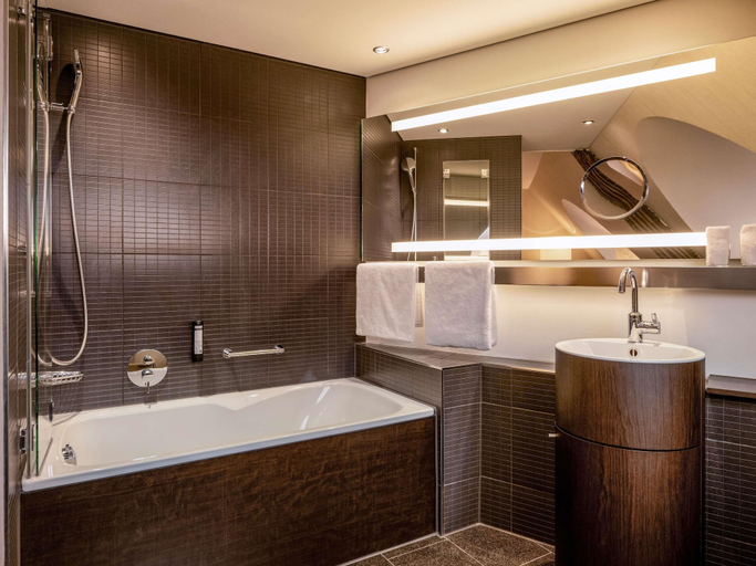 Bathroom 5, Mövenpick Hotel Hamburg, Hamburg