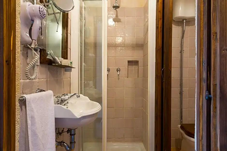 Bathroom 3, Masseria Fortificata Lo Zafferaneto, Syracuse