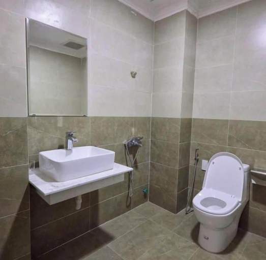Bathroom 4, Collection O Queen Hotel Central Hue, Huế