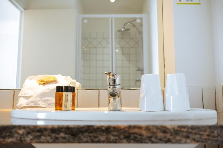 Bathroom 5, Hôtel du Bord de Mer Le Vanillé, Alpes-Maritimes
