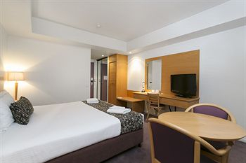 Others 3, Hotel Kingsley, Hamilton