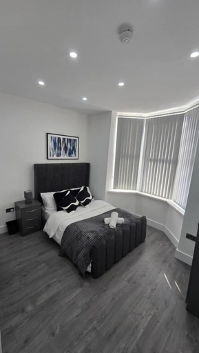 Room 2, Spacious 6-Bedroom all En-suite House, Staffordshire