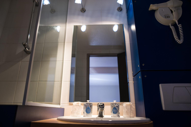 Bathroom, Kyriad Orthez, Pyrénées-Atlantiques
