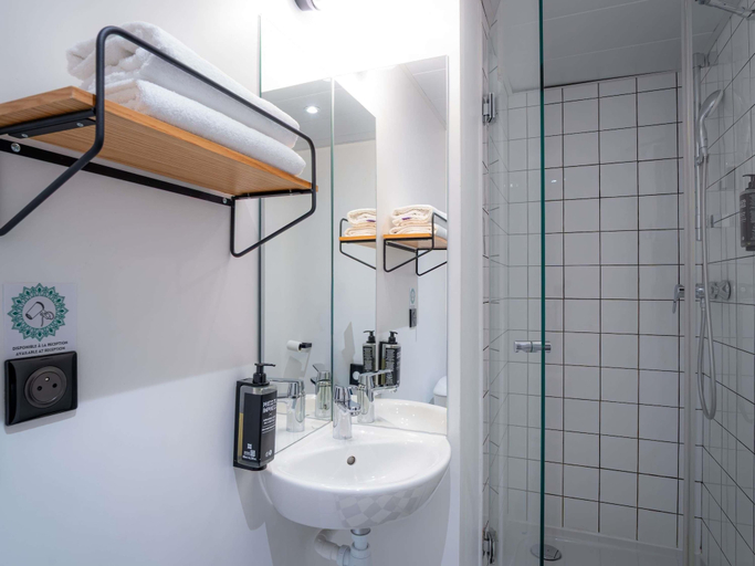 Bathroom 5, ibis Styles Paris Gare de l'Est Magenta, Paris