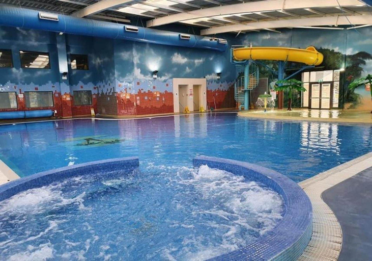 Pool, Caravan Sleeps 6 With Parking, Northamptonshire