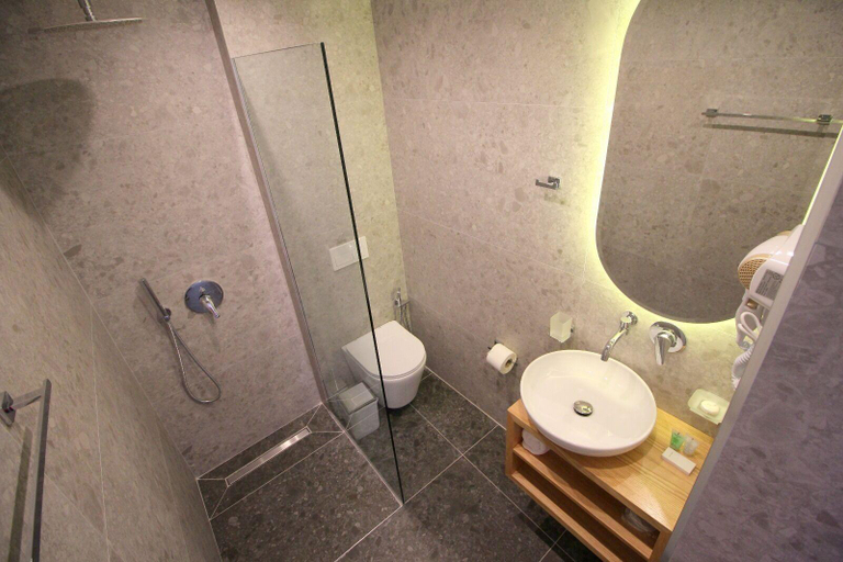 Bathroom 4, Blue Eye Hotel, Sarandës