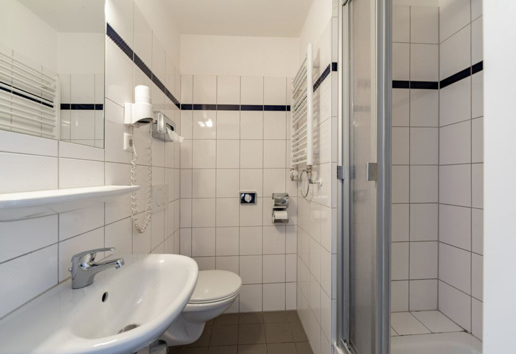Bathroom 5, a&o Graz Hauptbahnhof - Hostel, Graz