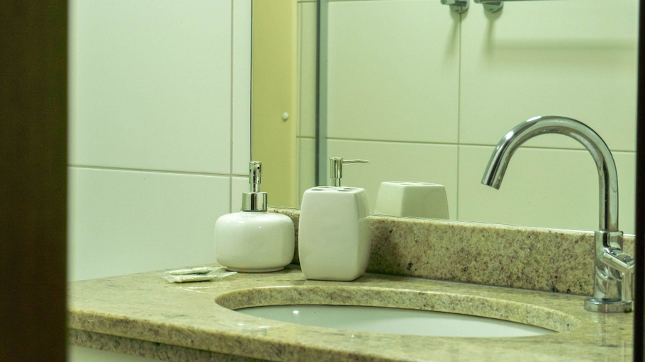 Bathroom 4, Flats at Beach Class Convention by Yolo, Recife