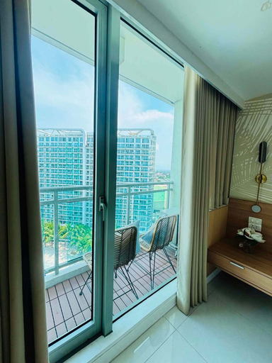 Balcony 3, 2BR Tropical Scandi Suite, Parañaque