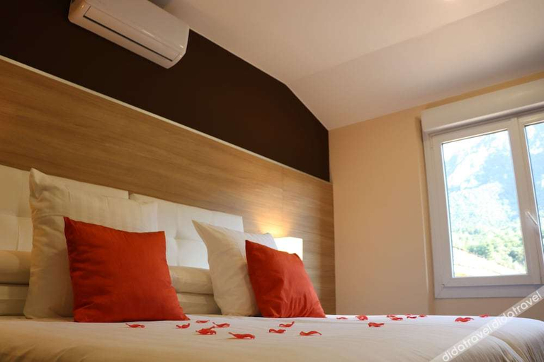 Bedroom 4, Rose des Pyrénées, Aude