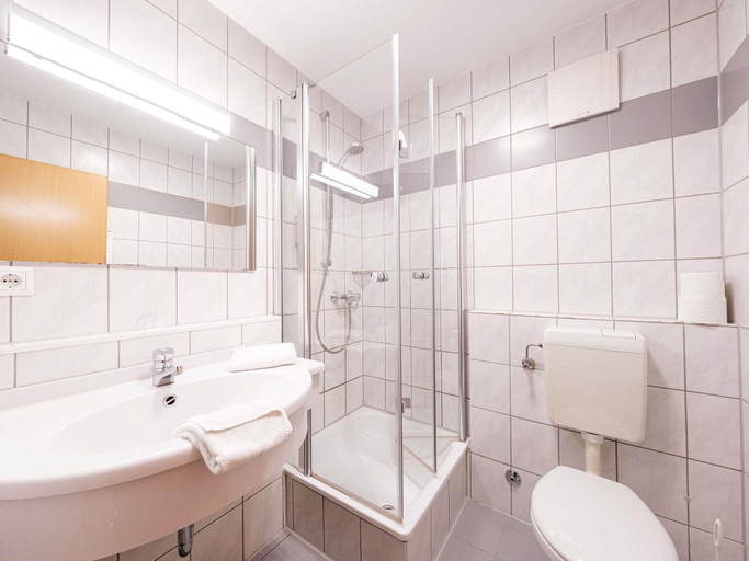 Bathroom 5, Mercure Hotel Pforzheim, Pforzheim