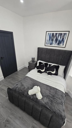 Room 4, Spacious 6-Bedroom all En-suite House, Staffordshire