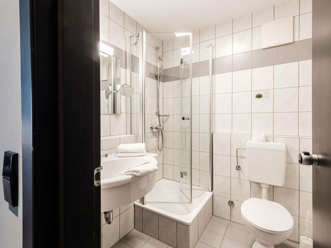 Bathroom 5, Mercure Hotel Pforzheim, Pforzheim