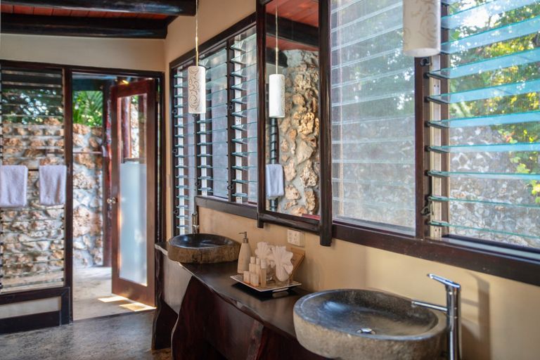 Bathroom 5, Savasi Island Resort, Cakaudrove