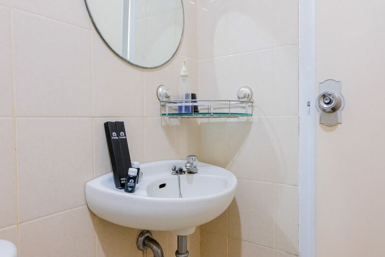 Bathroom 4, Good Place and Homey 2BR at Apartment Serpong Greenview, Tangerang Selatan