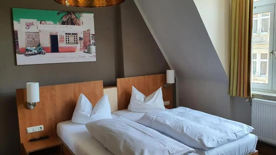 Bedroom 2, Hotel Friedensbruecke, Greiz