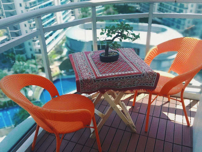 Balcony 4, 2BR Tropical Scandi Suite, Parañaque